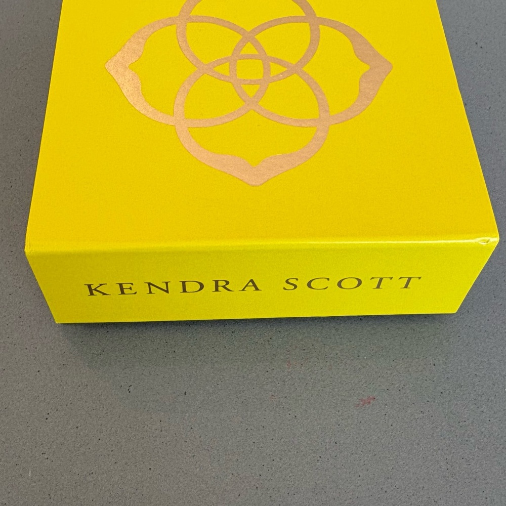 Kendra Scott Gold-Tone Necklace with Iridescent Stone and White Pearl - Picture 5 of 7